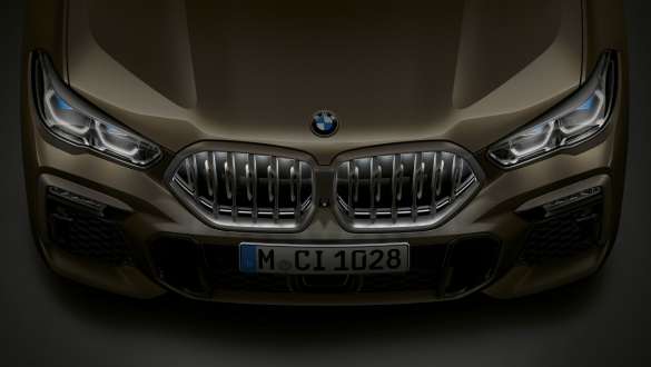 BMW X6 predná časť. Detailný pohľad na prednú časť BMW X6 s BMW mriežkou chladiča Iconic Glow z vtáčej perspektívy.