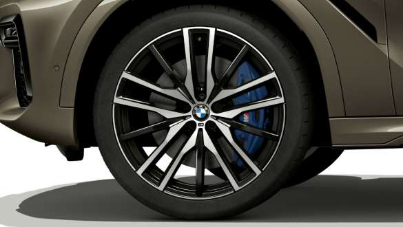 BMW X6 so zameraním na disk kolesa z ľahkej zliatiny. BMW X6 exteriér so zameraním na disky kolies z ľahkej zliatiny.
