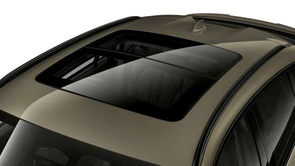 BMW X6 panoramatická sklenená strecha. Detailný pohľad na panoramatickú sklenenú strechu BMW X6.