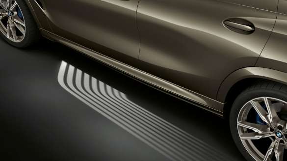 BMW Welcome Light Carpet. Bočný pohľad na BMW X6 so zameraním na Welcome Light Carpet.