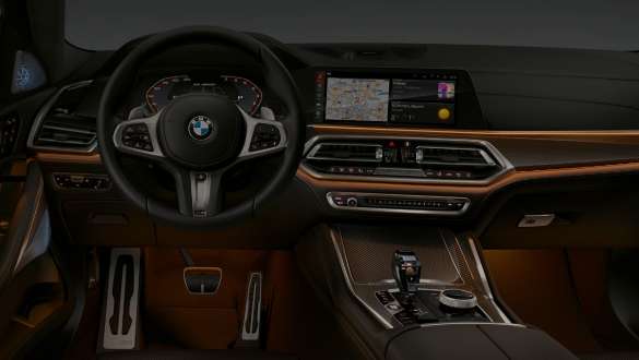 Kokpit s pohľadom na ambientné osvetlenie. BMW X6 kokpit s pohľadom na ambientné osvetlenie.