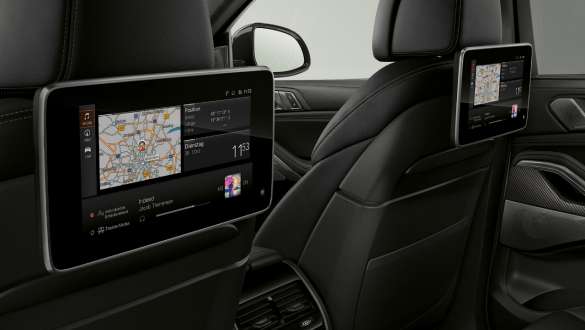 Zábava na zadných sedadlách Professional. Detail BMW interiéru so zameraním na zábavu na zadných sedadlách Professional.