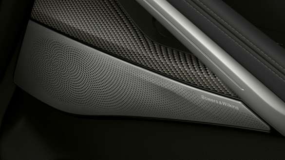 BMW X6 reproduktor. Detail BMW interiéru so zameraním na reproduktor.