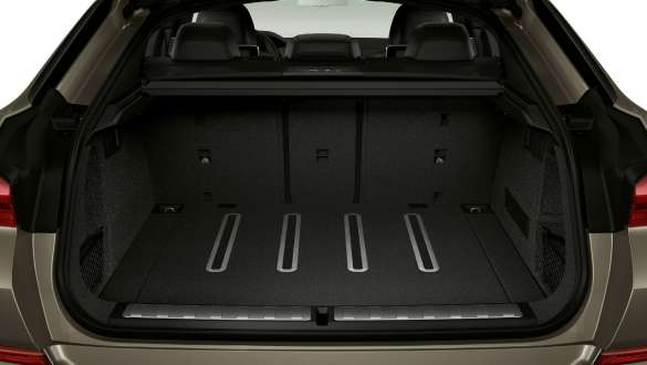 Balík pre batožinový priestor BMW X6. Detailný záber na balík pre batožinový priestor BMW X6.