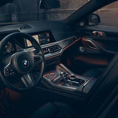 Kokpit s pohľadom na 12,3“ displeje. BMW X6 kokpit s pohľadom na 12,3“ displeje.