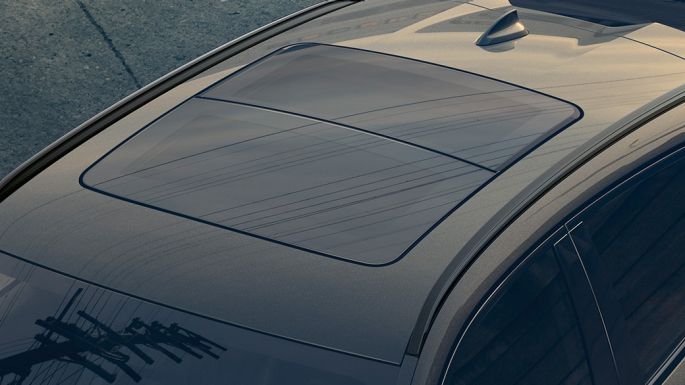 Panoramatická sklenená strecha BMW X6 Sky Lounge. Detailný pohľad na panoramatickú sklenenú strechu BMW X6 Sky Lounge.