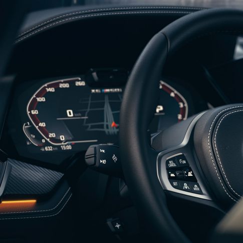 BMW asistenčné systémy. Detail BMW interiéru so zameraním na prístrojový panel.
