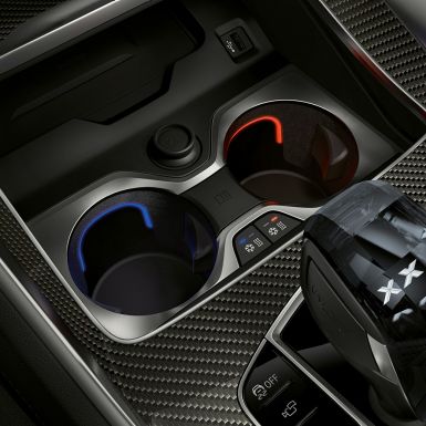 Držiak na nápoje s reguláciou teploty. Detail BMW interiéru so zameraním na držiak na nápoje s reguláciou teploty.