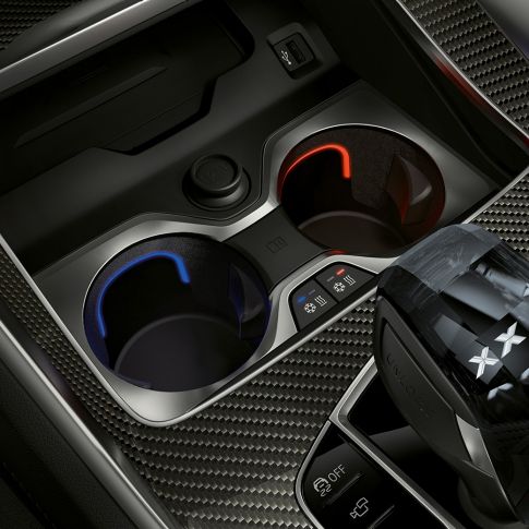 Držiak na nápoje s reguláciou teploty. Detail BMW interiéru so zameraním na držiak na nápoje s reguláciou teploty.