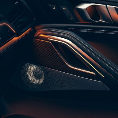 BMW X6 reproduktor. Detail BMW interiéru so zameraním na reproduktor.