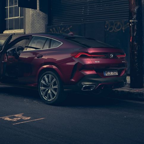 BMW X6 Individual zadný pohľad. BMW X6 Individuálne, stojace, trojštvrťový zadný pohľad.