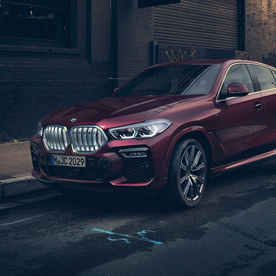 BMW X6 Individual exteriér. BMW X6 Individuálne, stojace, trojštvrťový predný pohľad.