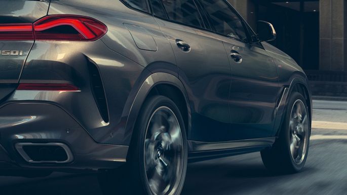 Adaptívny M podvozok Professional. Trojštvrťový pohľad zozadu na BMW X6.
