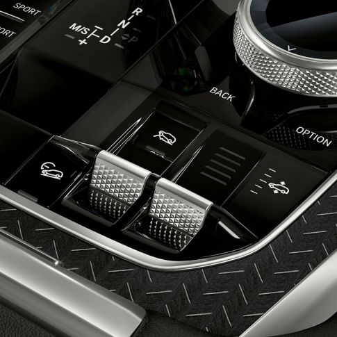 Stredová konzola BMW X6. Detail interiéru BMW X6 so zameraním na stredovú konzolu.