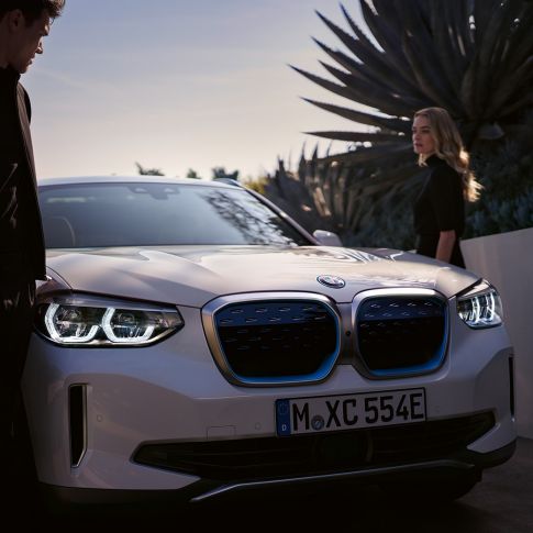 BMW iX3 G08 predobočný pohľad s BMW i obličkami BMW iX3 G08 2020 metalíza Mineral White predobočný pohľad s BMW i obličkami