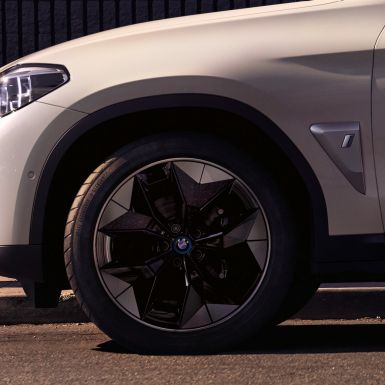 Aerodynamické kolesá BMW iX3 G08 detailný pohľad exteriér koleso Aerodynamické kolesá BMW iX3 G08 2020 metalíza Mineral White detailný pohľad exteriér koleso