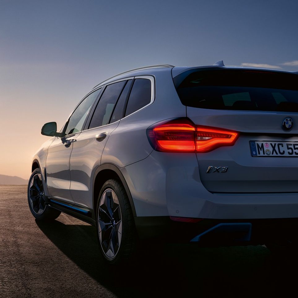 BMW iX3 G08 zadobočný pohľad na ceste BMW iX3 G08 2020 metalíza Mineral White zadobočný pohľad na ceste