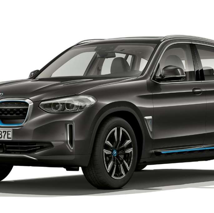BMW iX3 G08 2020 Model Inspiring predobočný pohľad BMW iX3 G08 2020 Model Inspiring metalíza Sophisto Grey s briliantovým efektom predobočný pohľad