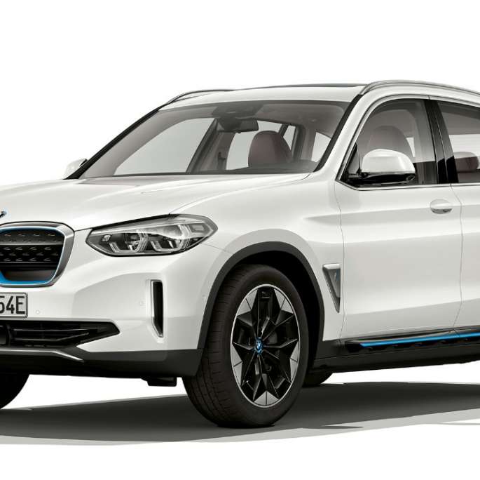 BMW iX3 G08 Model Impressive predobočný pohľad BMW iX3 G08 2020 Model Impressive metalíza Mineral White predobočný pohľad