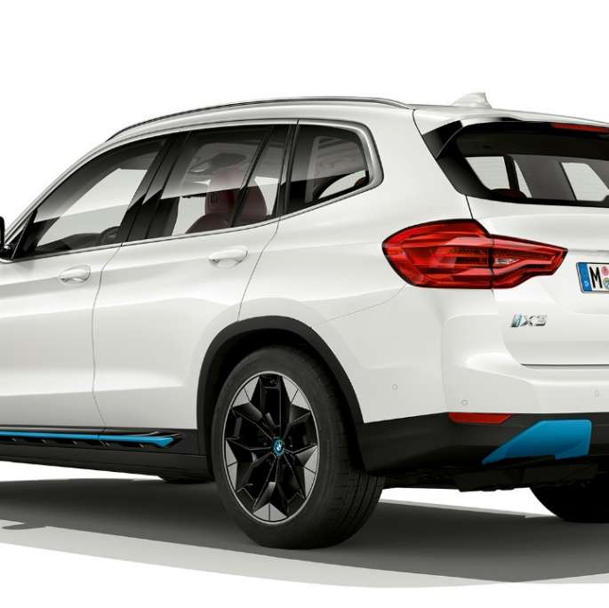 BMW iX3 G08 Model Impressive zadobočný pohľad BMW iX3 G08 2020 Model Impressive metalíza Mineral White zadobočný pohľad