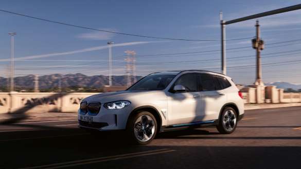 BMW IconicSounds Electric BMW iX3 G08 BMW IconicSounds Electric BMW iX3 G08 2020 jazda na ulici