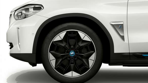 20-palcové aerodynamické kolesá 843 Bicolour BMW iX3 G08 20-palcové aerodynamické kolesá 843 Bicolour so zmiešanými pneumatikami BMW iX3 G08 2020 metalíza Mineral White detailný pohľad koleso