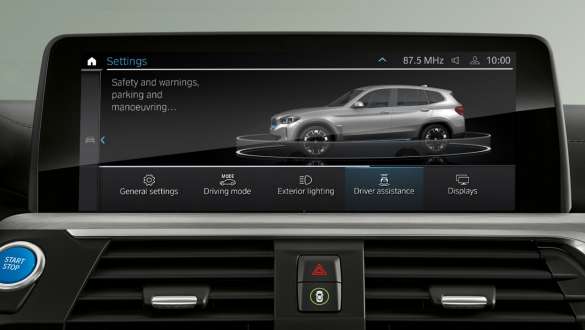 Driving Assistant Professional BMW iX3 G08 Driving Assistant Professional BMW iX3 G08 2020 iDrive displej interiér