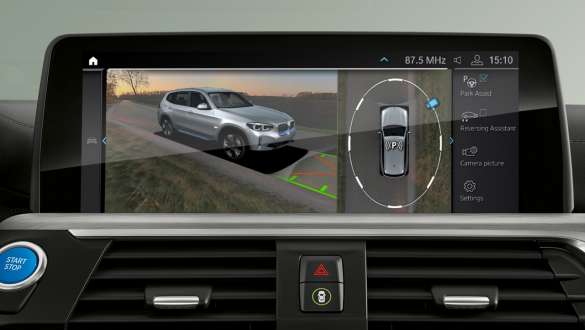 Parkovací asistent Plus BMW iX3 G08 Parkovací asistent Plus BMW iX3 G08 2020 iDrive displej interiér
