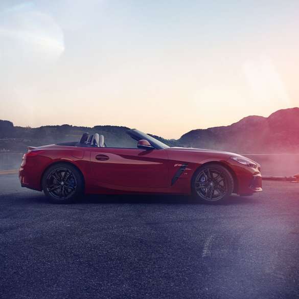 Bočný záber na BMW Z4 Roadster Bočný záber na BMW Z4 Roadster s horami v pozadí