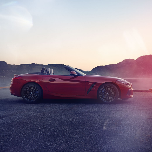 Bočný záber na BMW Z4 Roadster Bočný záber na BMW Z4 Roadster s horami v pozadí