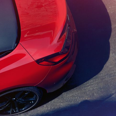 Zadná časť a koleso BMW Z4 Roadster Pohľad z vtáčej perspektívy na zadné partie a koleso BMW Z4 Roadster