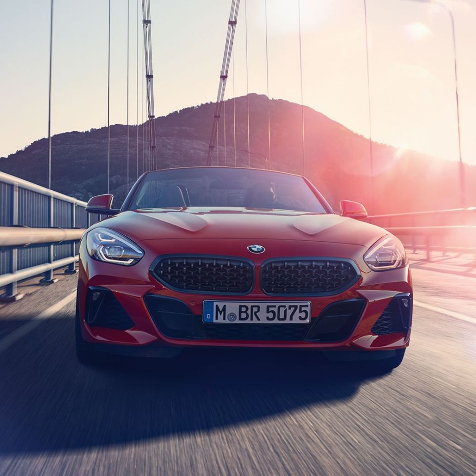 BMW Z4 Roadster na moste Predný záber na BMW Z4 Roadster na moste