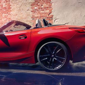 Bočný záber na BMW Z4 Roadster Bočný záber na BMW Z4 Roadster pred tehlovou stenou