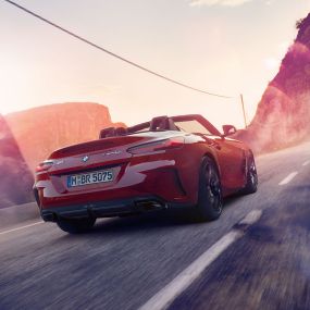 Zadný záber na BMW Z4 Roadster Zadný záber na BMW Z4 Roadster na vidieckej ceste