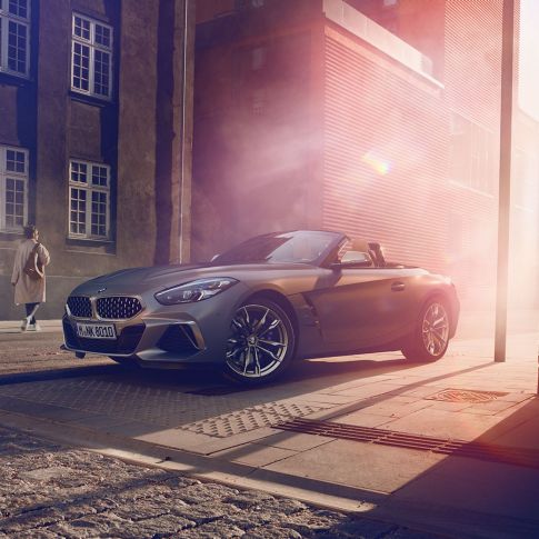 BMW Z4 Roadster na ulici pred domom Sivé BMW Z4 Roadster na ulici pred domom