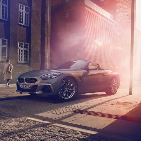 BMW Z4 Roadster na ulici pred domom Sivé BMW Z4 Roadster na ulici pred domom