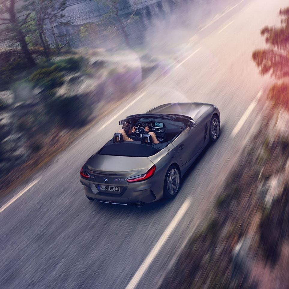 BMW Z4 Roadster pri pohľade zhora Sivé BMW Z4 Roadster v jazde pri pohľade zhora
