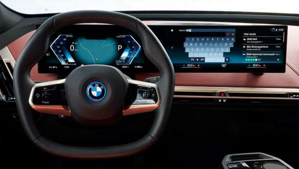 Palubná doska s obrazovkou BMW Curved Display zadávanie cieľa Palubná doska s obrazovkou BMW Curved Display CID OS8 zadávanie cieľa
