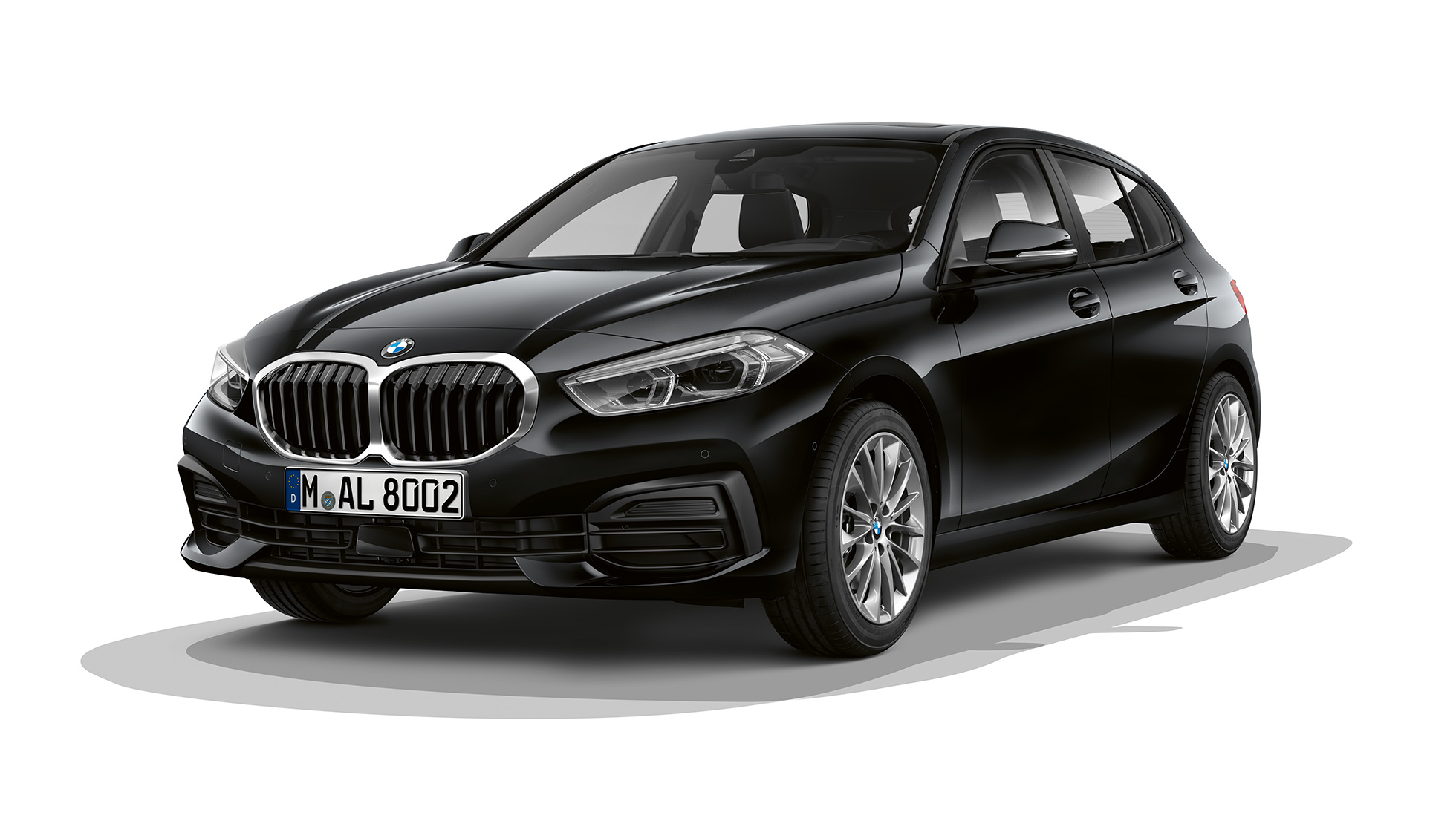 BMW radu 1 Model Advantage, trojštvrťový predný pohľad. BMW radu 1 Model Advantage vo farbe Black, štúdiová snímka, trojštvrťový predný pohľad.
