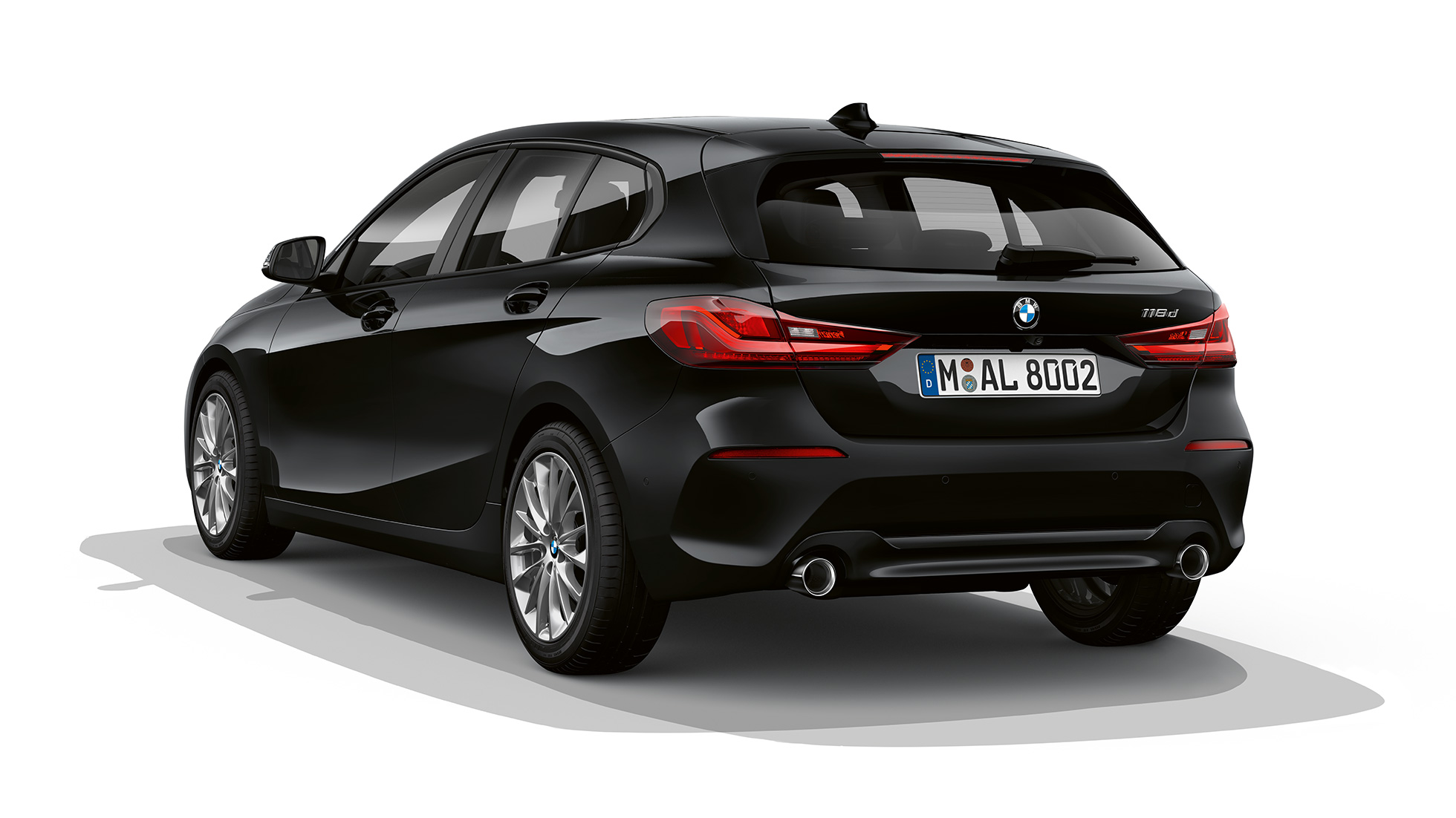 BMW radu 1 Model Advantage, trojštvrťový zadný pohľad. BMW radu 1 Model Advantage vo farbe Black, štúdiová snímka, trojštvrťový zadný pohľad.