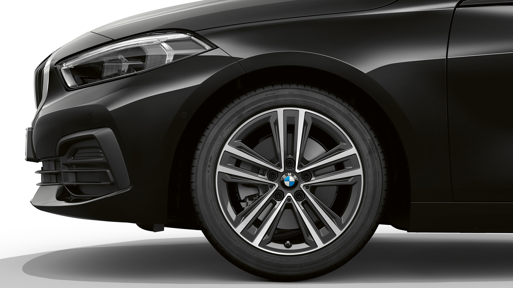 16“ disk kolesa z ľahkej zliatiny Star-spoke 517. BMW radu 1 Model Advantage vo farbe Black, bočný pohľad spredu so 16'' diskom kolesa z ľahkej zliatiny Star-spoke 517.