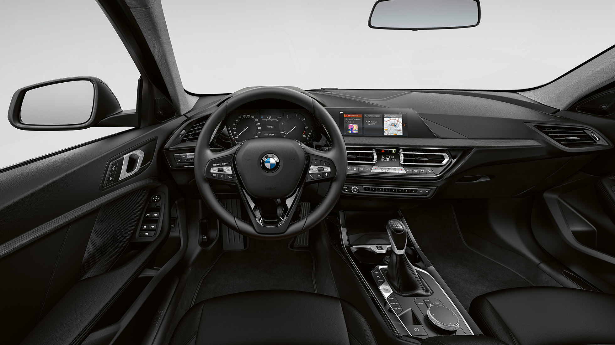Kožený volant. BMW radu 1 Model Advantage, kokpit s koženým volantom.