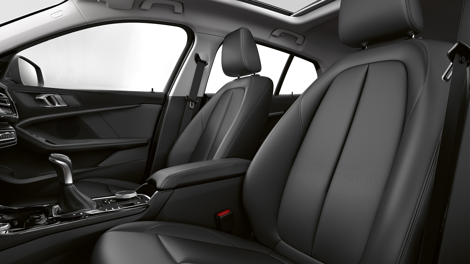 Sedadlá čalúnené kožou Dakota Black. BMW radu 1 Model Advantage, interiér so sedadlami čalúnenými kožou Dakota Black.