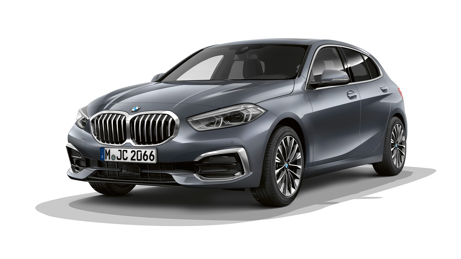 BMW radu 1 Model Luxury Line, trojštvrťový predný pohľad. BMW radu 1 Model Luxury Line v metalickej farbe Storm Bay, štúdiová snímka, trojštvrťový predný pohľad.