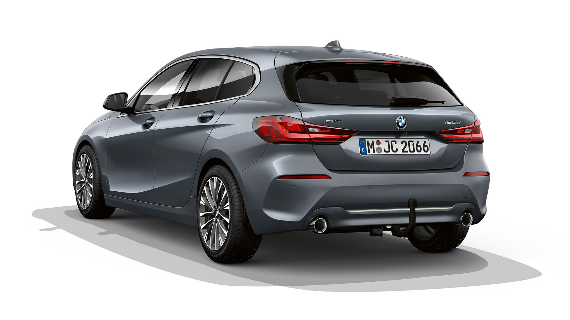 BMW radu 1 Model Luxury Line, trojštvrťový zadný pohľad. BMW radu 1 Model Luxury Line v metalickej farbe Storm Bay, štúdiová snímka, trojštvrťový zadný pohľad.