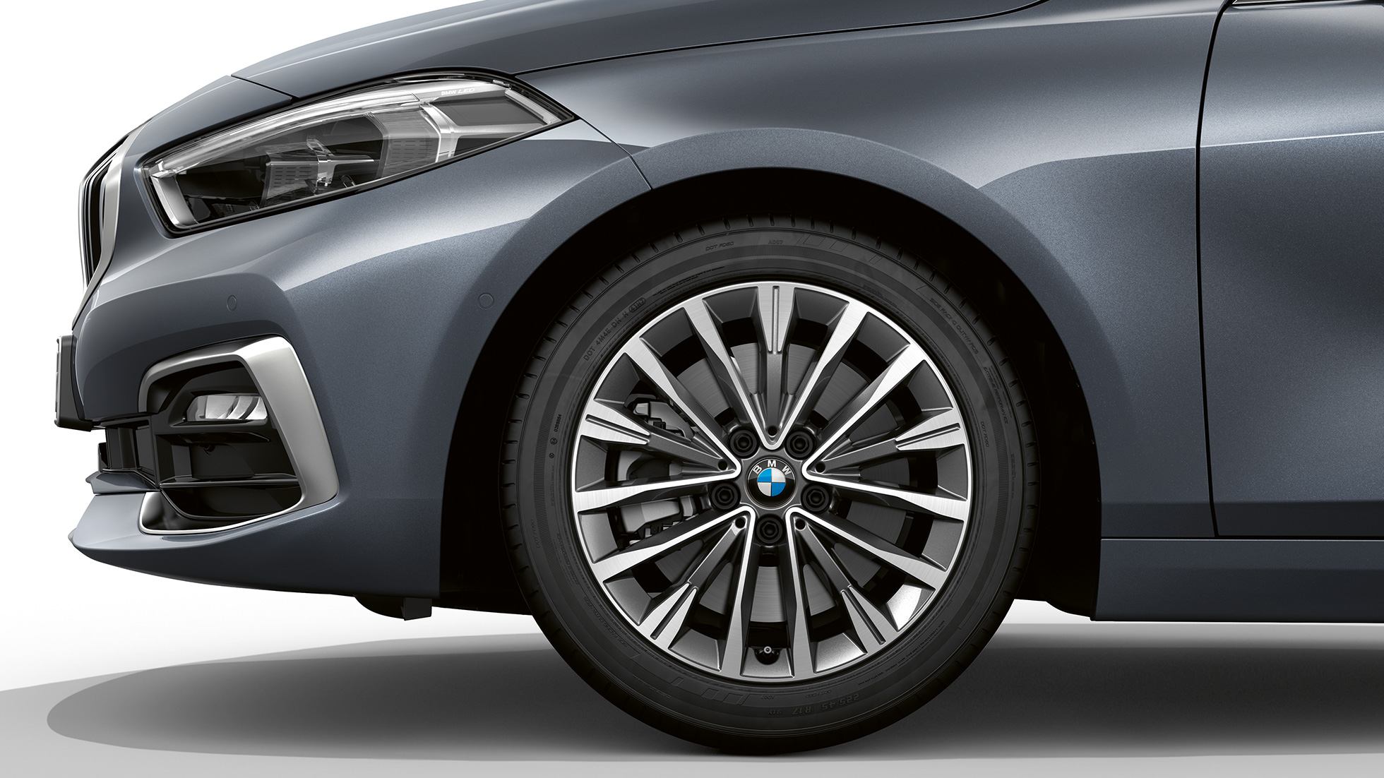 17“ disk kolesa z ľahkej zliatiny Multispoke 547. BMW radu 1 Model Luxury Line v metalickej farbe Storm Bay, bočný pohľad spredu so 17'' diskom kolesa z ľahkej zliatiny Multispoke 547.