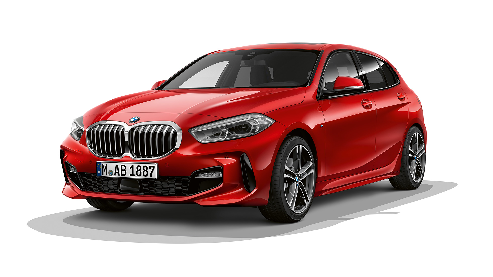 BMW radu 1 Model M Sport, trojštvrťový predný pohľad BMW radu 1 Model M Sport v metalickej farbe Melbourne Red, štúdiová snímka, trojštvrťový predný pohľad.