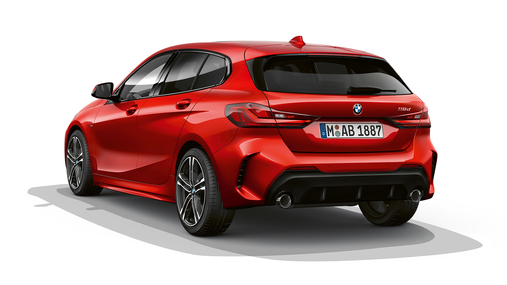 BMW radu 1 Model M Sport, trojštvrťový zadný pohľad. BMW radu 1 Model M Sport v metalickej farbe Melbourne Red, štúdiová snímka, trojštvrťový zadný pohľad.