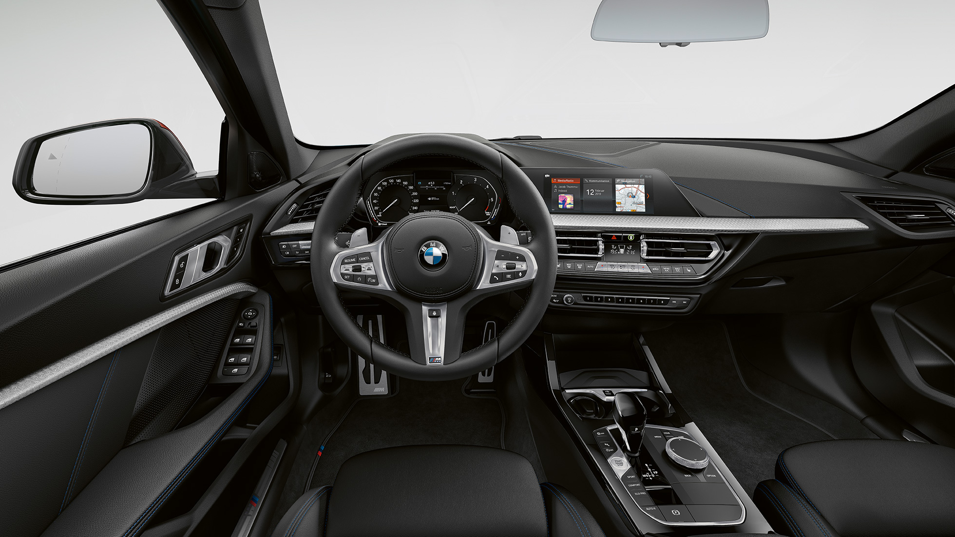 M kožený volant. BMW radu 1 Model M Sport, kokpit s M koženým volantom.