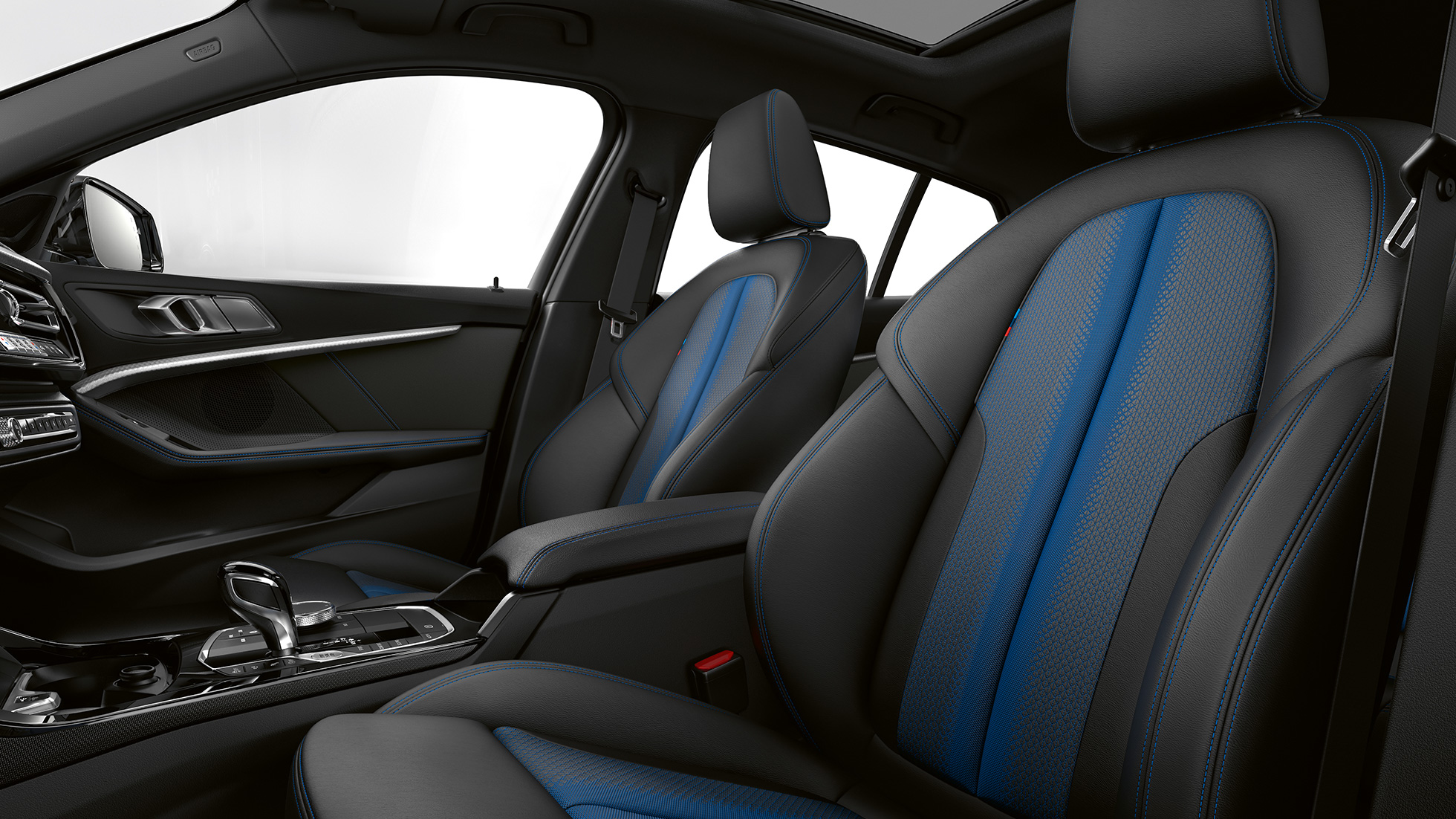 M Sport sedadlá. BMW radu 1 Model M Sport, interiér s M Sport sedadlami.